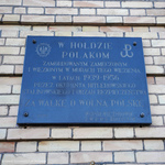 Tablica upamiętniająca zamordowanych, zamęczonych i więzionych przez okupanta hitlerowskiego i stalinowskiego i urząd bezpieczeństwa na murze budynku Zakładu Karnego w Białymstoku