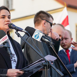 Swietłana Cichanouska przy pomniku Marszałka Józefa Piłsudskiego przemawia do uczestników obchodów.