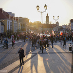 Tłum osób przy pomniku Marszałka Józefa Piłsudskiego podczas obchodów Dnia Woli w Białymstoku