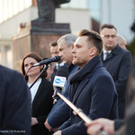 Poseł na Sejm RP Krzysztof Truskolaski przemawia do uczestników obchodów Dnia Woli