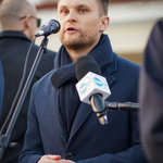 Poseł na Sejm RP Krzysztof Truskolaski przemawia do uczestników obchodów Dnia Woli