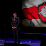 Zastępca prezydenta Przemysław Tuchliński przemawia do uczestników uroczystości w Białostockim Teatrze Lalek w Białymstoku