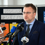 Zastępca prezydenta Rafał Rudnicki odpowiada na pytania dziennikarzy podczas konferencji w Szkole Podstawowej nr 26 w Białymstoku