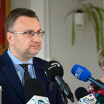 Zastępca prezydenta Rafał Rudnicki odpowiada na pytania dziennikarzy podczas konferencji w Szkole Podstawowej nr 26 w Białymstoku