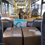 Paczki z darami wypełniają wnętrze autobusu