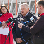 Prezydent Tadeusz Truskolaski odpowiada na pytania dziennikarzy. Obok stoi Rzecznik Prasowa Urszula Boublej
