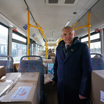 Prezydent Tadeusz Truskolaski w białostockim autobusie