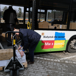 Prezes spółki Stadion Miejski Adam Popławski pomaga w przygotowaniu produktów do transportu ładując towar do autobusu