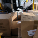 Kartony z darami wypełniają wnętrze autobusu