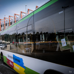 Przed Stadionem Miejskim w Białymstoku stoi autobus