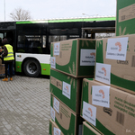 Wolontariusze przygotowują dary do transportu
