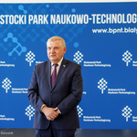 Prezydent Tadeusz Truskolaski przemawia podczas wręczenia nagród zwycięzcom konkursu w Białostockim Parku Naukowo -Technologicznym