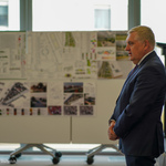 Prezydent Tadeusz Truskolaski przemawia podczas wręczenia nagród zwycięzcom konkursu w Białostockim Parku Naukowo -Technologicznym