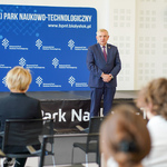 Prezydent Tadeusz Truskolaski przemawia podczas wręczenia nagród zwycięzcom konkursu w Białostockim Parku Naukowo -Technologicznym