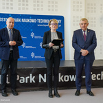 Prezydent Tadeusz Truskolaski podczas uroczystości wręczenia nagród laureatom konkursu. Obok stoi Anna Daszuta-Zalewska – dyrektor BPN-T i Paweł Kramarz – zastępca dyrektora BPN-T