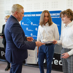 Prezydent Tadeusz Truskolaski wręcza nagrody laureatom konkursu
