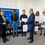 Prezydent Tadeusz Truskolaski wręcza nagrody laureatom konkursu. Obok stoi Anna Daszuta-Zalewska – dyrektor BPN-T