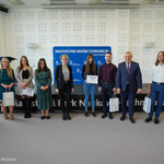 Prezydent Tadeusz Truskolaski na wspólnym zdjęciu z laureatami konkursu i Anną Daszutą-Zalewską – dyrektor BPN-T oraz Pawłem Kramarzem – zastępcą dyrektora BPN-T podczas wręczenia nagród