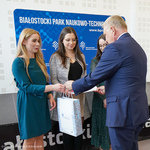 Prezydent Tadeusz Truskolaski wręcza nagrody laureatkom konkursu