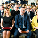 Zastępca prezydenta Adam Musiuk podczas uroczystości. Obok siedzą białostockie radne Joanna Misiuk i Ksenia Juchimowicz