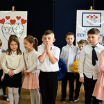 Dzieci ze Szkoły Podstawowej nr 43 w Białymstoku podczas uroczystego apelu
