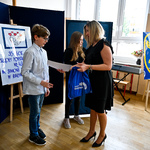 Radna Joanna Misiuk wręcza uczniowi dyplom i nagrody