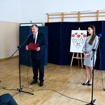 Białostoccy radni wręczają dyrektorowi Szkoły Podstawowej nr 43 w Białymstoku Andrzejowi Danielukowi  okolicznościowy grawerton podczas uroczystości