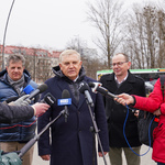 Prezydent Miasta Tadeusz Truskolaski przemawia podczas konferencji. Obok stoi zastępca prezydenta Zbigniew Nikitorowicz i Dyrektor Zarządu BKM Bogusław Prokop