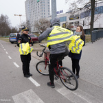 Pracownice Straży Miejskiej w Białymstoku wręczają rowerzyście odblaskową kamizelkę