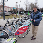 Dyrektor BKM Bogusław Prokop prezentuje wypożyczalnię rowerów