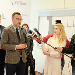 Zastępca prezydenta Rafał Rudnicki odpowiada na pytania dziennikarzy podczas spotkania dotyczącego Podlaskiego Festiwalu Nauki i Sztuki