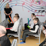 Uczniowie Szkoły Podstawowej nr 11 w Białymstoku podczas uroczystego otwarcia Centrum Aktywności Twórczej Osiedla Sienkiewicza.