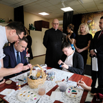 Zastępca prezydenta Rafał Rudnicki wspólnie z uczniami wykonuje świąteczne pisanki