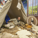 Rekonstruktor podczas zajęć dla dzieci prezentuje średniowieczny namiot wojów