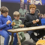Dzieci podczas wspólnych zajęć w Centrum Edukacji Muzeum Wojska w Białymstoku
