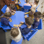 Dzieci podczas wspólnych zajęć w Centrum Edukacji Muzeum Wojska w Białymstoku