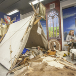 Rekonstruktor podczas zajęć dla dzieci prezentuje średniowieczny namiot wojów