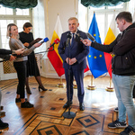 Prezydent Tadeusz Truskolaski odpowiada na pytania dziennikarzy podczas konferencji prasowej