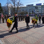 Zastępca prezydenta Zbigniew Nikitorowicz składa wieniec przy pomniku ofiar katastrofy smoleńskiej. Asystuje Strażnik Miejski