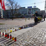 Krzysztof Truskolaski - poseł na Sejm RP składa wieniec przy pomniku ofiar katastrofy smoleńskiej