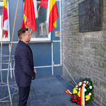 Dyrektor Departamentu Prezydenta Miasta Jacek Brzozowski  przed tablicą poświęconą  Prezydentowi Białegostoku Andrzejowi Lussie