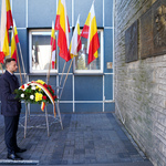 Dyrektor Departamentu Prezydenta Miasta Jacek Brzozowski składa wieniec przed tablicą poświęconą  Prezydentowi Białegostoku Andrzejowi Lussie