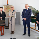 Prezydent Miasta Białegostoku Tadeusz Truskolaski i Jolanta Szczygieł-Rogowska dyrektor Galerii im. Sleńdzińskich w Białymstoku. Po prawej stronie stoi Izabela Suchocka autorka i kuratorka wystawy