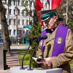 Kapelan Wojska Polskiego przemawia podczas uroczystości Dnia Pamięci Ofiar Zbrodni Katyńskiej