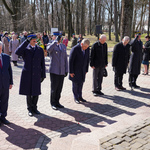 Prezydent Tadeusz Truskolaski wraz z uczestnikami uroczystości oddaje cześć ofiarom zbrodni katyńskiej