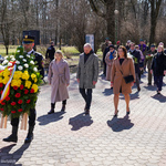 Delegacja Rady Miasta składa wieniec przy Pomniku Katyńskim. Asystuje Strażnik Miejski