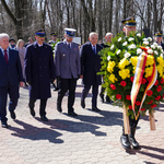 Prezydent Tadeusz Truskolaski wraz z uczestnikami uroczystości składa wieniec przy  Pomniku Katyńskim