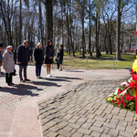 Delegacja Muzeum Sybiru oddaje cześć ofiarom przy Pomniku Katyńskim