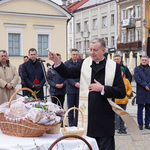 Arcybiskup metropolita białostocki Józef Guzdek święci pokarmy