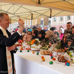 Arcybiskup metropolita białostocki Józef Guzdek święci pokarmy. Przy świątecznym stole mieszkańcy Białegostoku